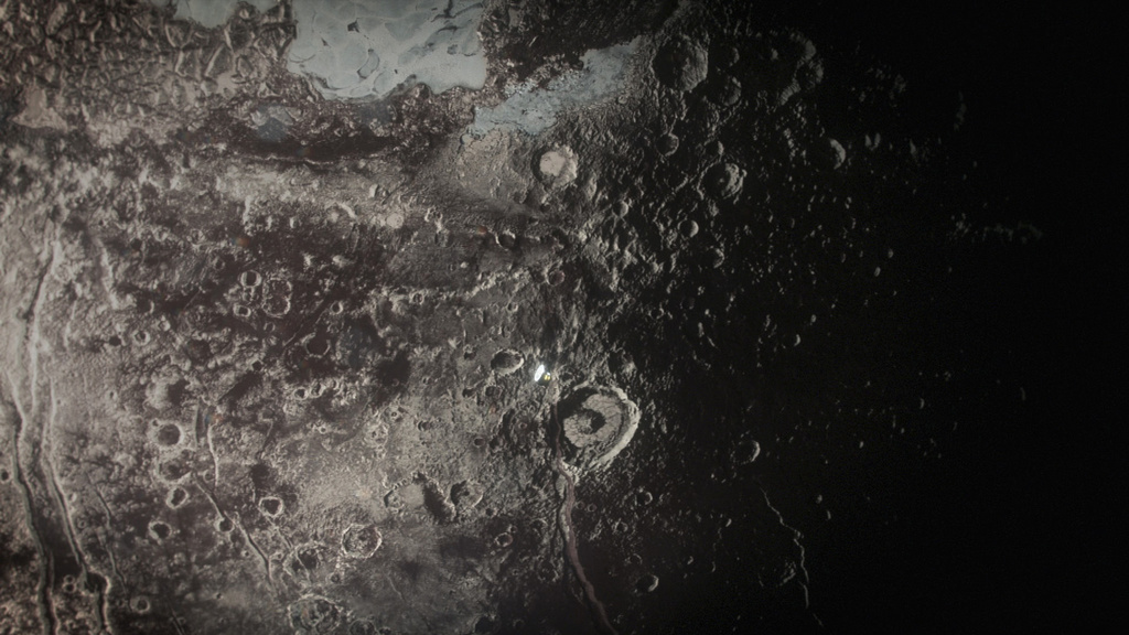 povrch trpasličej planéty Pluto je pokrytý krátermi