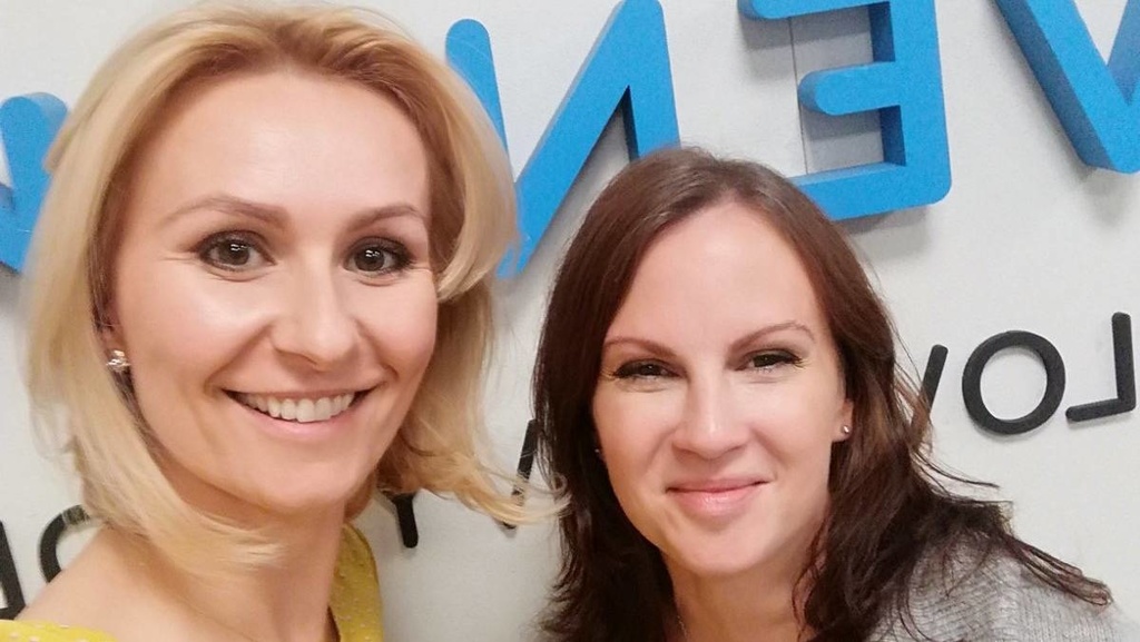 Moderátorka Andrea Poláčková a psychologička Jana Vasilová pózujú pred logom Rádia Slovensko
