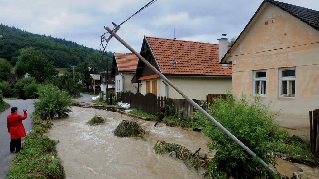 Eelektrické-vedenie-záplavy-František-Iván-TASR.jpg