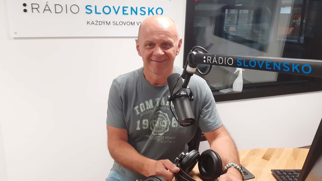 Štúdio-Rádio-Slovensko-moderátor-Milan-Urbaník-RTVS