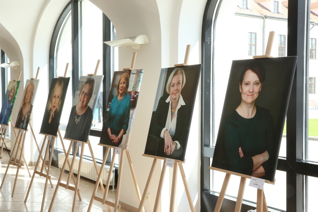 Výstava portrétov Slovenka roka 2021.jpg