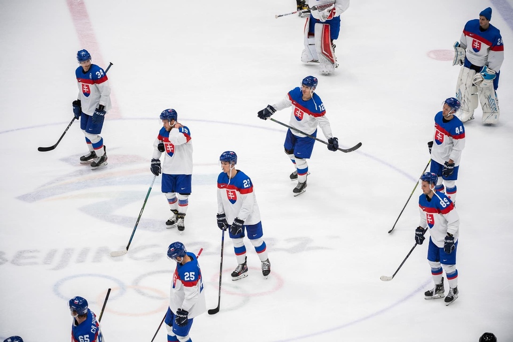 Slovenskí hokejisti po prehre s Fínskom na ZOH v Pekingu 2022.