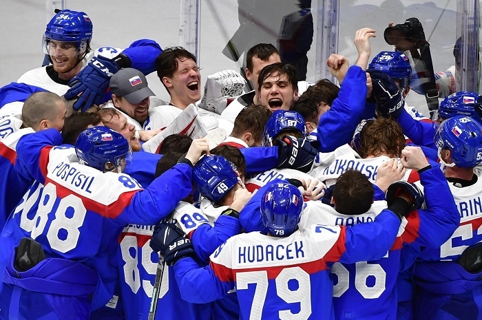 Slovenskí hokejisti v radostnom opojení po získu bronzu.jpg