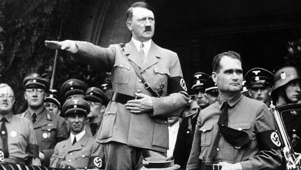 Adolf Hitler počas pozdravu svojej armáde.