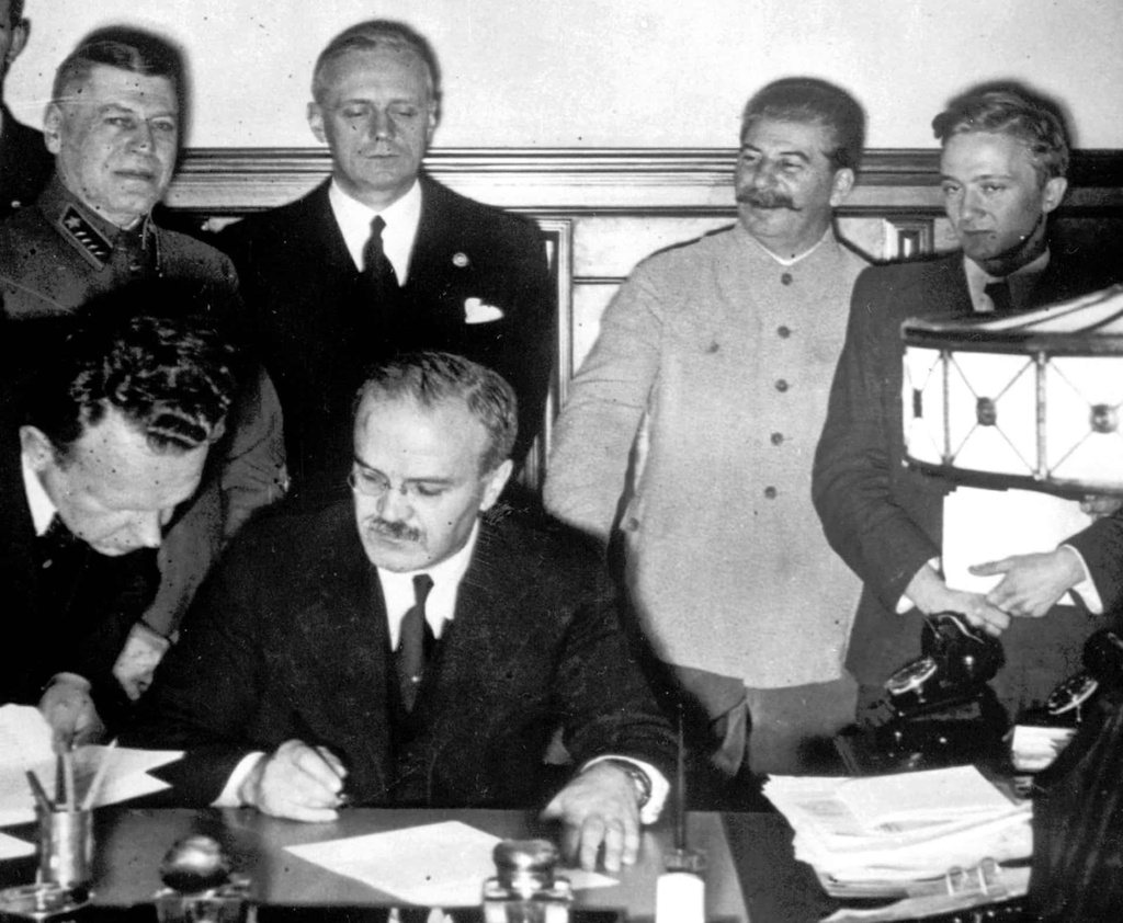 Podpisovanie Paktu o neútočení za prítomnosti Josifa Stalina.