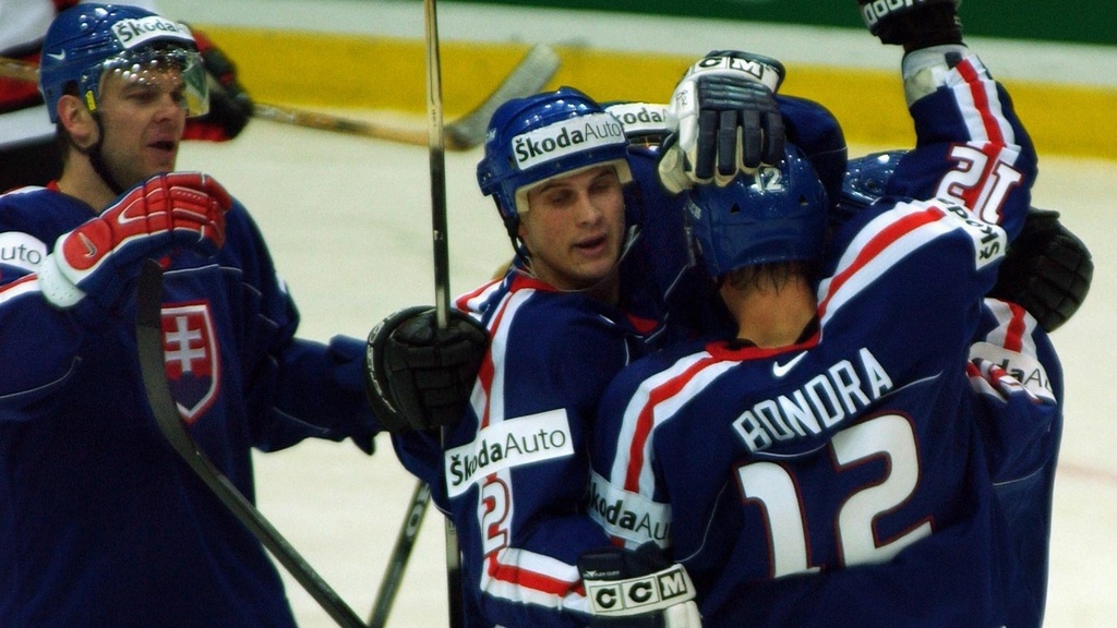 Radosť slovenských hokejistov po góle Petra Bondru na MS 2002.jpg