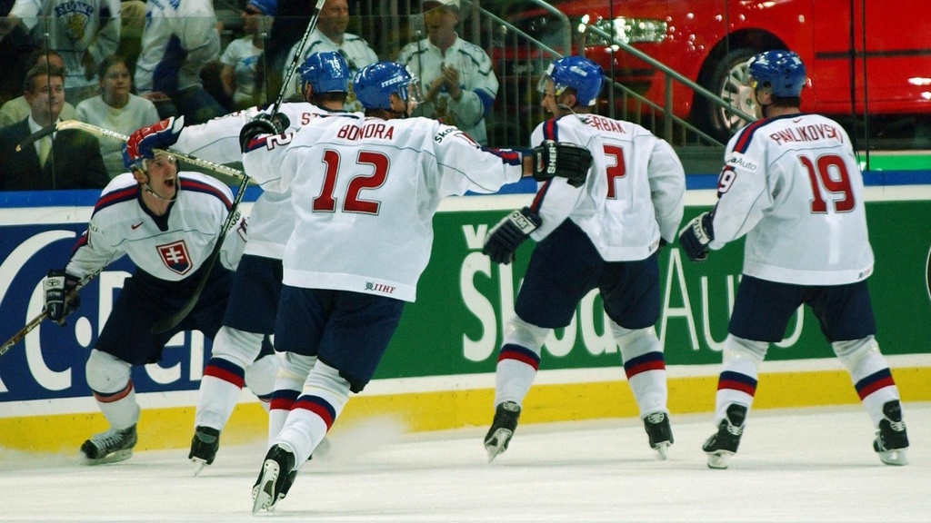 Radosť slovenských hokejistov po góle Richarda Lintnera na MS 2002.jpg