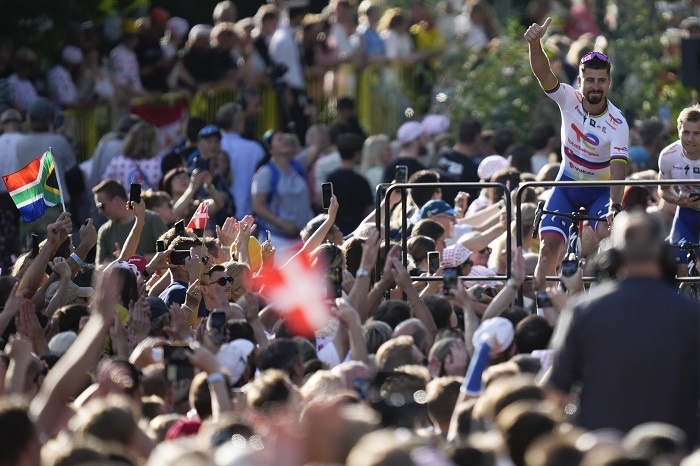 Peter Sagan zdraví divákov pred začiatko Tour de France 2022.