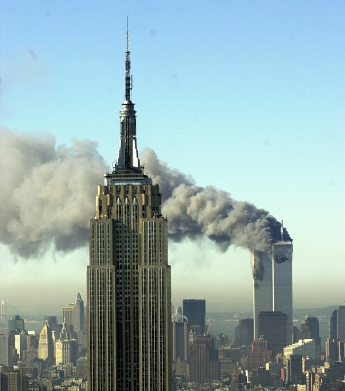 Záber na horiace budovy Twin Towers z 11. septembra 2001.