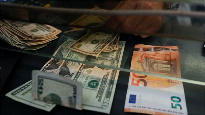 zmenáreň peniaze výmena bankovka bankovky 50 eur dolár doláre_TASR.jpg
