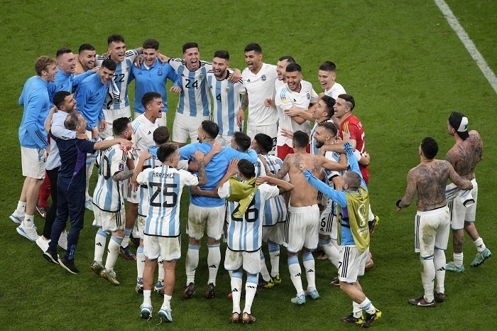 Argentínski futbalisti oslavujú postup do semifinále.jpg