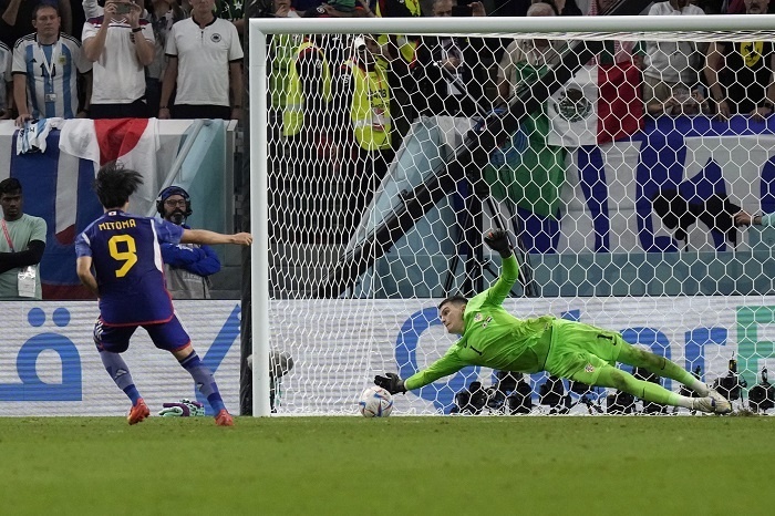 Chorvátsky brankár vychytáva japonskú penaltu