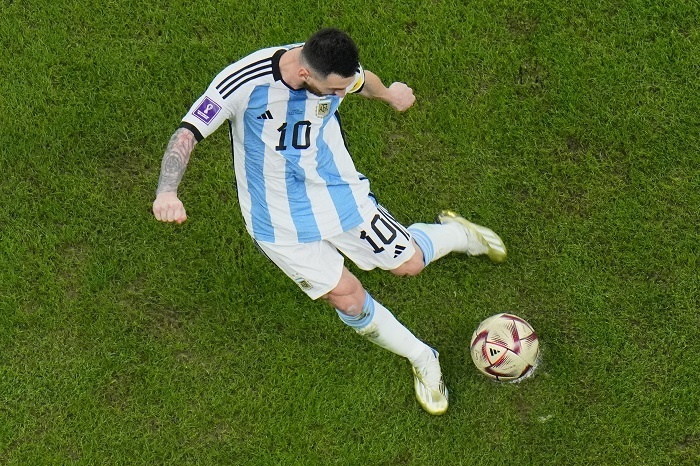 Lionel Messi s prihrávkou na kopačke