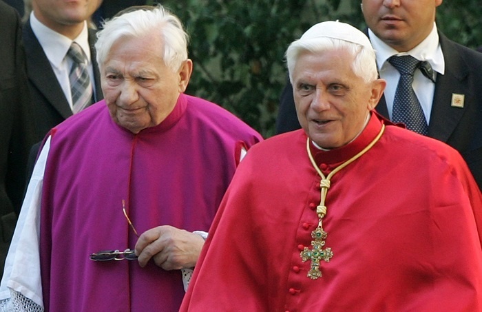 Emeritný pápež Benedikt XVI..jpg