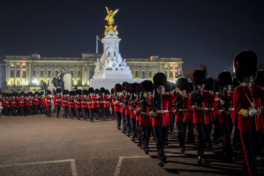 Čestná stráž pred Buckinghamským palácom